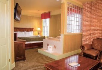 1886 Crescent Hotel and Spa has Balcony rooms