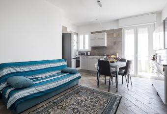 Il fortino dei Pinatti FIERA - TECNOPOLO - PARCO NORD has Balcony rooms