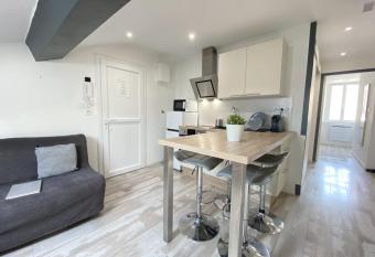 T2 centre-ville place d Armes Clim-Wifi allows 18 year olds to book a room