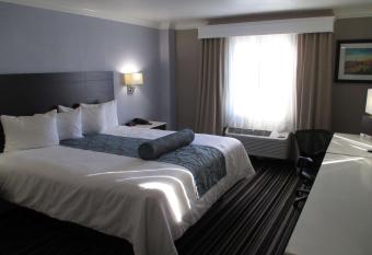 Best Western PLUS Diamond Valley Inn has rooms with a private hot tub