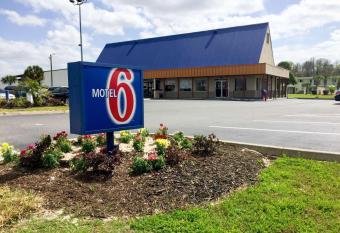 Red Roof Inn Wildwood, Fl - The Villages has Smoking rooms