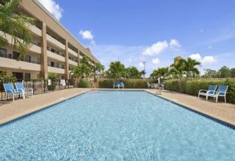 Super 8 by Wyndham Fort Myers has Smoking rooms