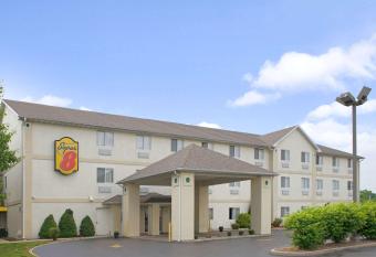 Super 8 By Wyndham Pontoon Beach Il/St. Louis Mo Area has Smoking rooms