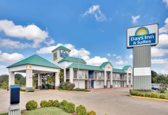 Days Inn & Suites by Wyndham Bentonville has Smoking rooms