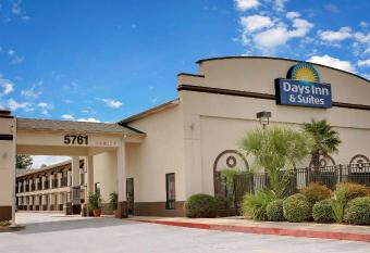 Days Inn & Suites by Wyndham Opelousas has Smoking rooms