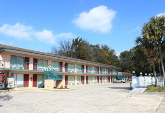 Travelers Inn Gainesville allows 18 year olds to book a room