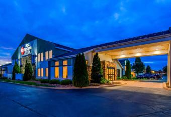 Best Western Liverpool-Syracuse Inn & Suites has rooms with a private hot tub