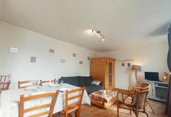 Au Pied Des Remparts allows 18 year olds to book a room