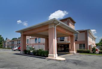 Key West Inn - Baxley has Smoking rooms