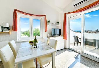 Apartman Del Mar has Balcony rooms