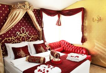 Sultan Tughra Hotel has rooms with a private hot tub