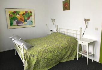 Bed and breakfast devijfbees allows 18 year olds to book a room