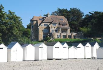 Manoir Dalmore has Balcony rooms