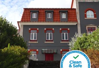 Amoras Country House Hotel allows 18 year olds to book a room