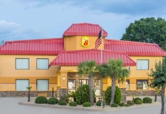 Super 8 by Wyndham Dublin has Smoking rooms