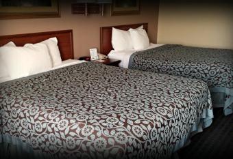 Days Inn by Wyndham Collinsville/St. Louis has rooms with a private hot tub