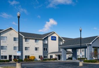 Baymont by Wyndham Gurnee has rooms with a private hot tub
