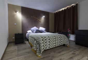 H  tel des Beaux Arts allows 18 year olds to book a room