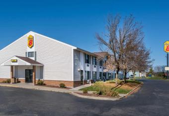 Super 8 by Wyndham Portage allows 18 year olds to book a room