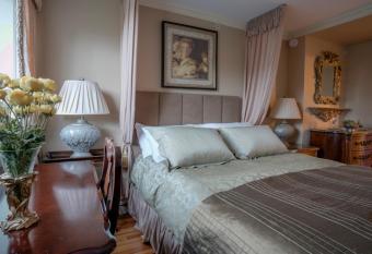 Crystal's View Bed & Breakfast has rooms with a private hot tub