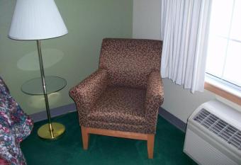 Country Inn Walker has rooms with a private hot tub