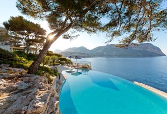 H  tel Les Roches Blanches Cassis allows 18 year olds to book a room