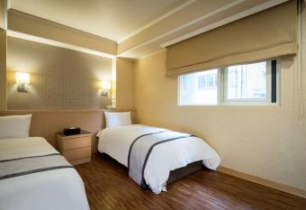 Good Life Hotel - Shang Hwa has rooms with a private hot tub