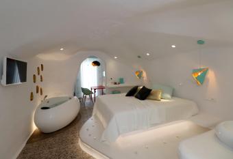 Naxos Cave Suites allows 18 year olds to book a room