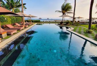 Hotel Genggong allows 18 year olds to book a room