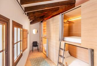 El Josemari Youth Hostel - Albergue Juvenil allows 18 year olds to book a room