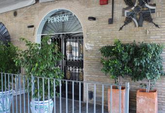 Pensi  n Hidalgo 2 allows 18 year olds to book a room