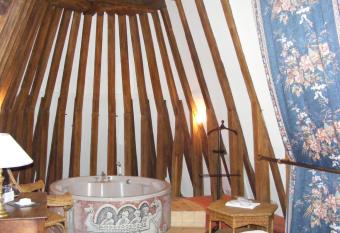 Chateau de Chissay, h  tel de charme pr  s de Chenonceau et le zoo de Beauval has rooms with a private hot tub