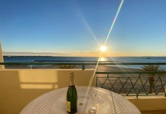 La Croix du Sud allows 18 year olds to book a room