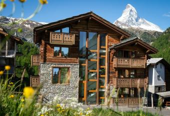 Mountain Paradise has Balcony rooms