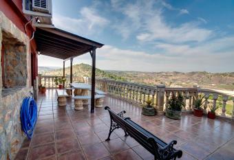 Casa Rural Mirador del Salto has rooms with a private hot tub
