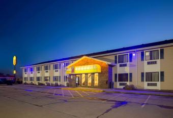 Super 8 by Wyndham El Dorado allows 18 year olds to book a room