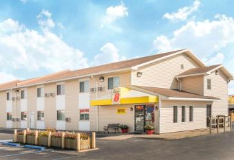 Super 8 by Wyndham Moberly MO allows 18 year olds to book a room