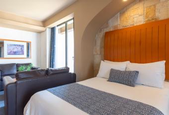 Hotel Flamingo Inn allows 18 year olds to book a room