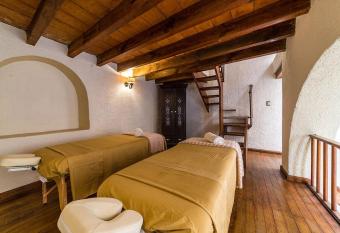 Mes  n de la Merced Hotel Boutique Patio & Spa allows 18 year olds to book a room