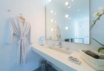 Villa Alina has rooms with a private hot tub