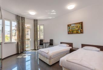 SeaSide Guest Rooms has Balcony rooms