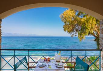 Grekis Beach Hotel and Apartments has Balcony rooms