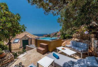 Villa Orabelle has rooms with a private hot tub