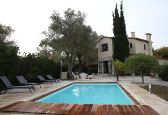 Villa Roquefort Les Pins allows 18 year olds to book a room