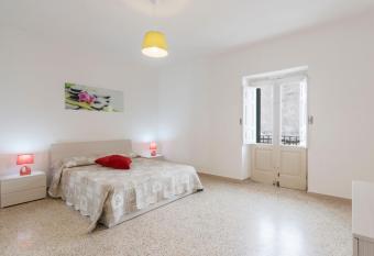 Casa vacanze Porta Alfonsina a Otranto has Balcony rooms