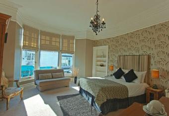 Monties Guest House - Adults ONLY allows 18 year olds to book a room