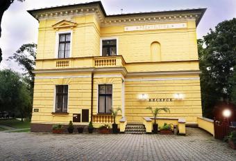 L  zn   Jupiter Bechyn   allows 18 year olds to book a room