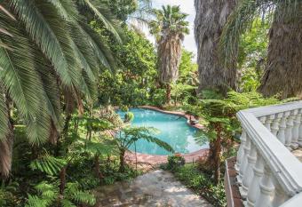 Meraki Country Manor has Balcony rooms