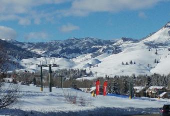 Elkhorn Village has Balcony rooms