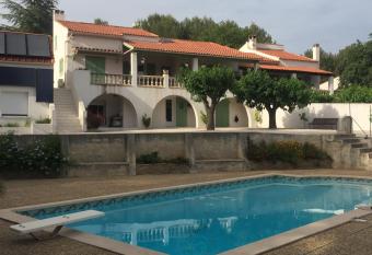 Sur les pas de Pagnol allows 18 year olds to book a room